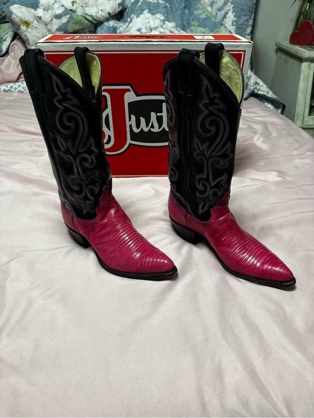 Justin Boot Co. | Pink Iguana Lizard/Black Spanish Kip Cowboy Boots | Size 8.5 - Picture 2 of 5